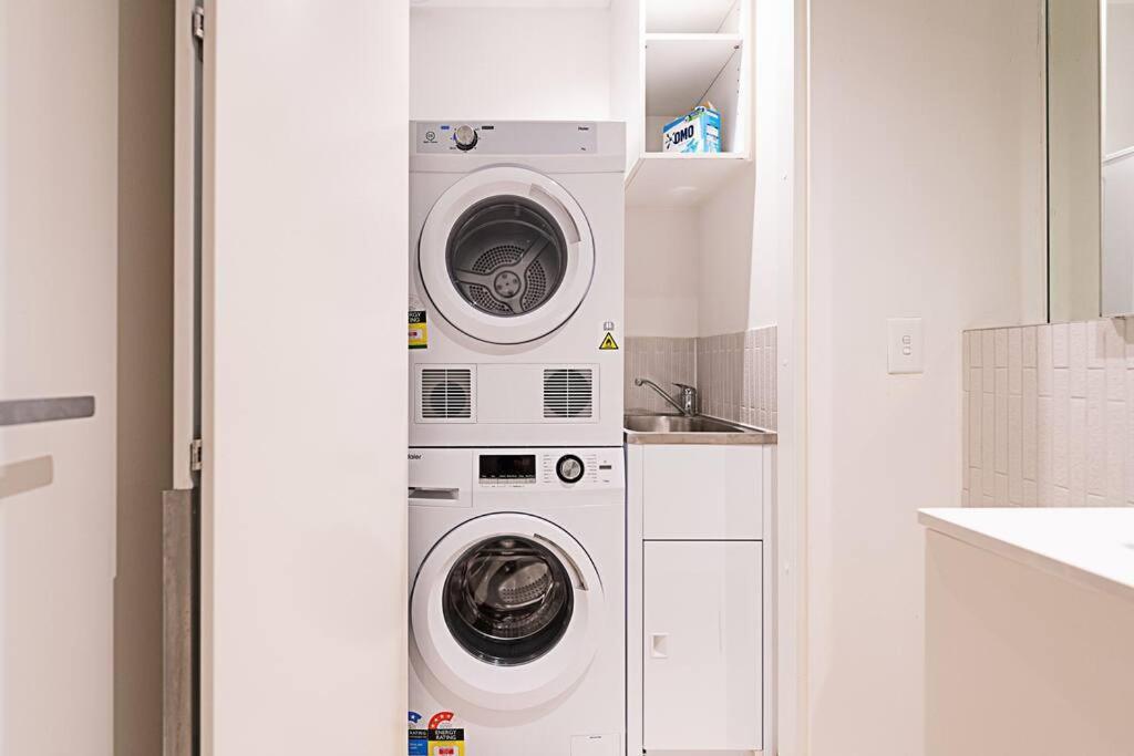 Bright Urban Oasis Apartment Melbourne